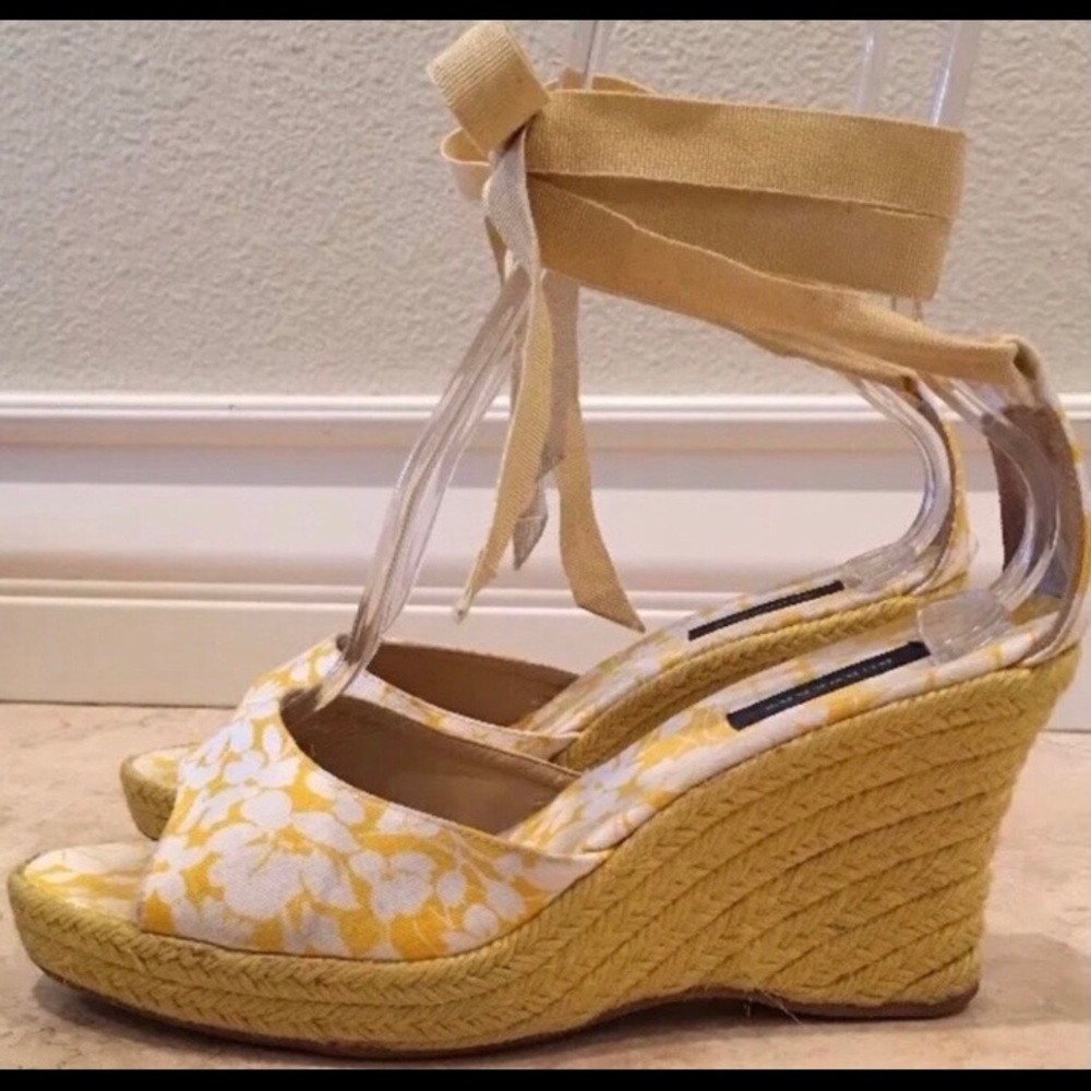 Burberry yellow/white canvas raffia ribbon shoes